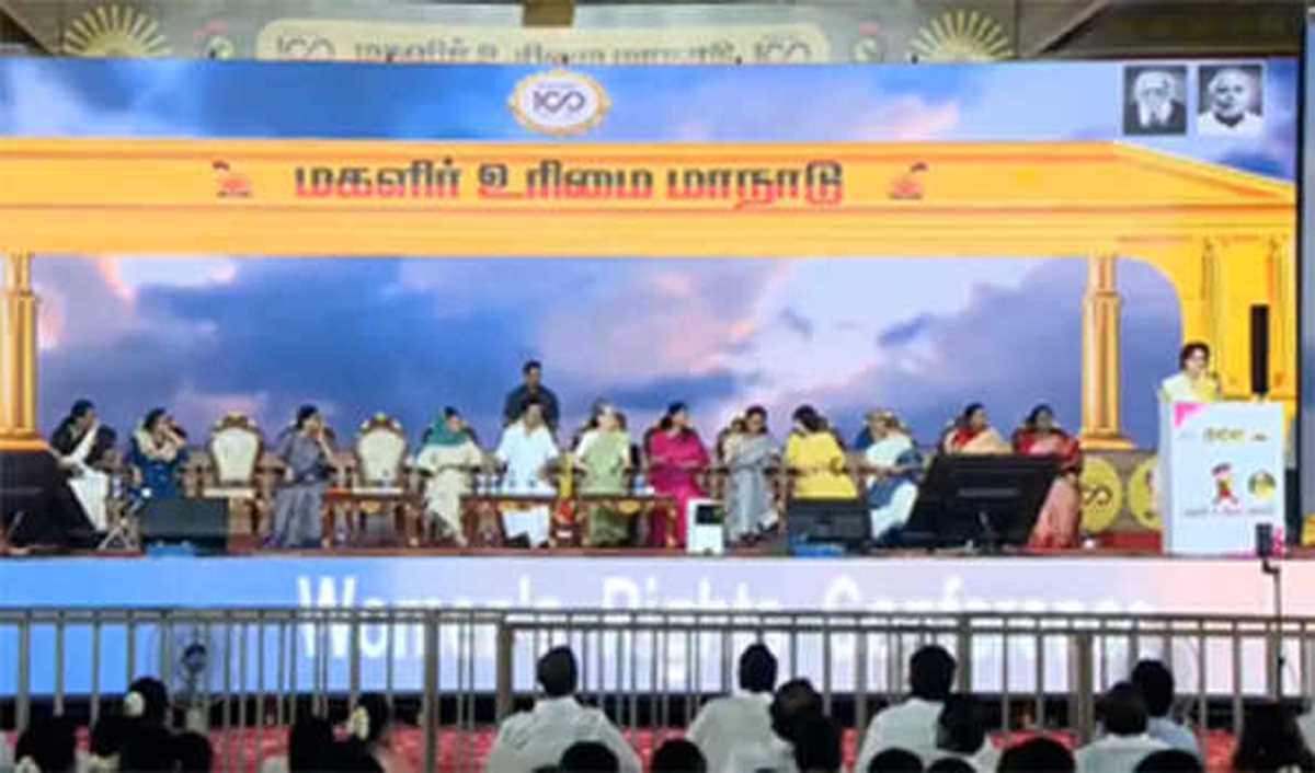 सोनिया, प्रियंका ने आम चुनाव को लेकर की टीएनसीसी के नेताओं के साथ चर्चा सोनिया, प्रियंका ने आम चुनाव को लेकर की टीएनसीसी के नेताओं के साथ चर्चा